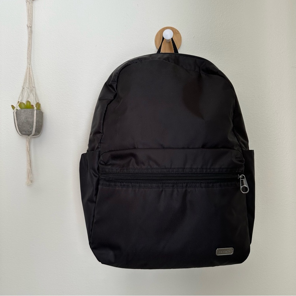 [SOLD] Pacsafe Women's Daysafe Anti-Theft Backpack Slashproof Travel Bag